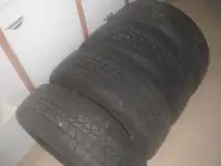 4 pneus d hiver 15 pouces sur jantes.