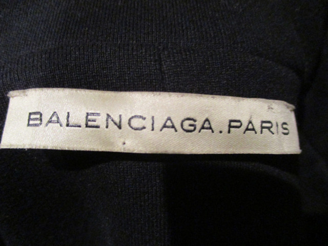 BALENCIAGA LE MANTEAU COL OVERSIZED dans Femmes - Hauts et vêtements d'extérieur  à Ville de Montréal - Image 4