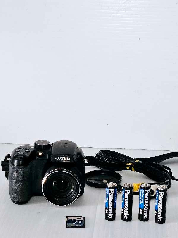 Fujifilm FinePix S1500 10-MP Digital Camara-TAKES 4-AA BATTERIES dans Appareils photo et caméras  à Ville de Montréal - Image 2