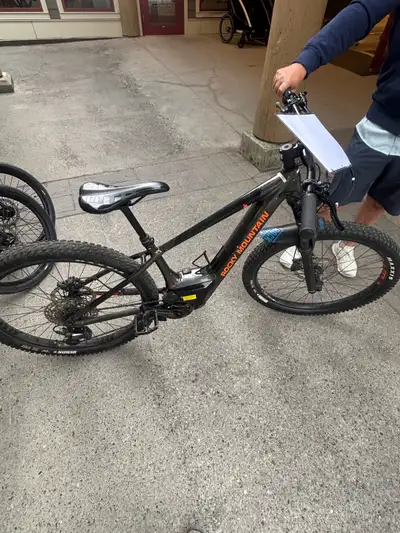 - 2022 Rocky mountain Growler power play 30 -Small size -4199 usd retail price -in great condition a...