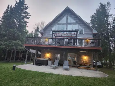 Countryside Cottage Rental 90 minutes from TO Hot tub, View more