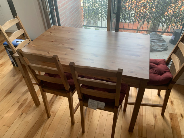 IKEA dining table with 4 chairs and cushions dans Mobilier de salle à manger et cuisine  à Ville de Montréal