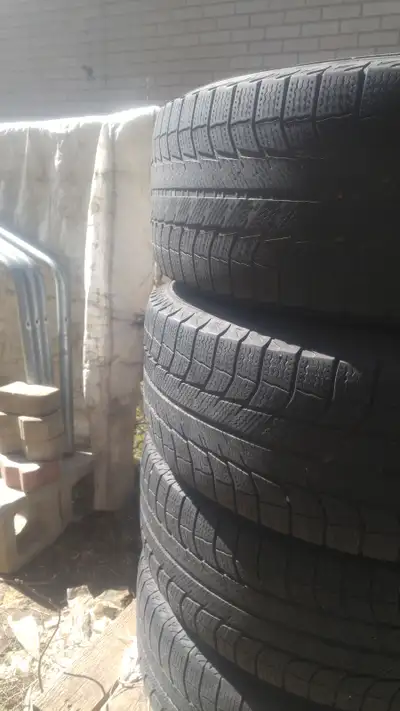 4 pneus 235/65r17 hiver (uses a la broches) montés sur bons rims 514-295-2288 sylvain
