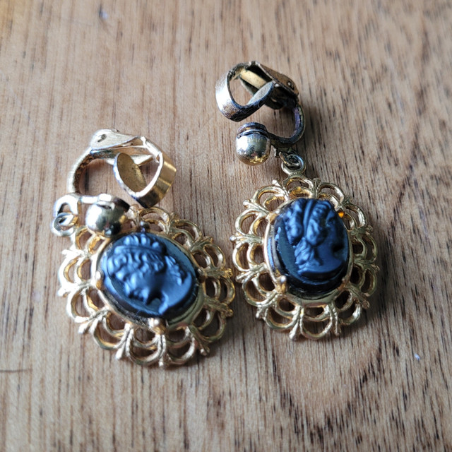 vintage costume jewelry - clip on earrings in Jewellery & Watches in Cole Harbour - Image 2