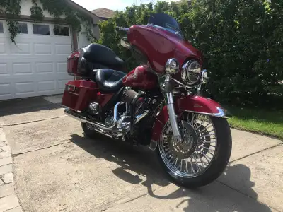 Selling my 2006 Electraglide classic. 31,100 miles. This bike has to many options to list, mechanica...