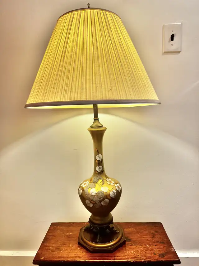 vintage glass lamp in Indoor Lighting & Fans in Windsor Region - Image 3