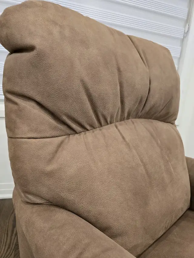 Lazboy Rocker Recliner Chair in Chairs & Recliners in Oshawa / Durham Region - Image 6