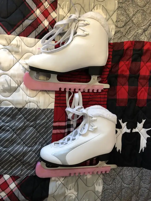 WinnWell Figure Skates size 2 in Skates & Blades in Markham / York Region - Image 2