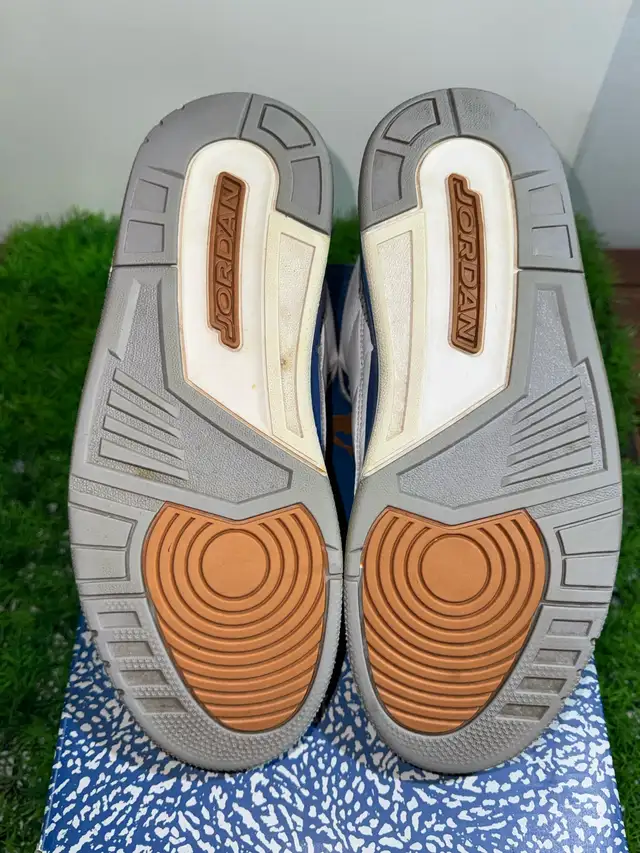 Size 8 - Air Jordan 3 Wizards  in Men's Shoes in Mississauga / Peel Region - Image 3