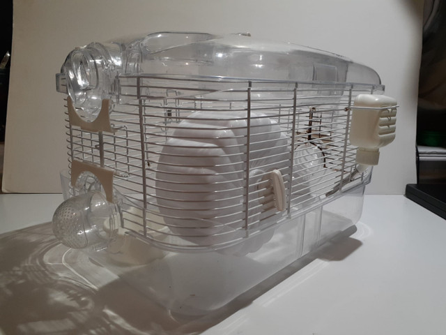 Cage de hamster avec accessoires en bon état 40x25x25 cm dans Accessoires  à Ville de Montréal - Image 3
