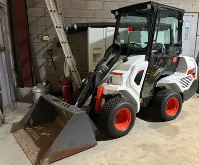 Bobcat mini loader L23 400 hours only Same as new with a one-year guarantee