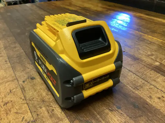DEWALT 20v MAX/60v MAX FLEXVOLT 6.0 AH BATTERY in Power Tools in Barrie - Image 8