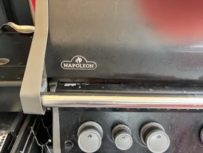Napoleon 4 bruleur + un bruleur pour saisir steak comme au restaurant couleur noir fonctionne très b...
