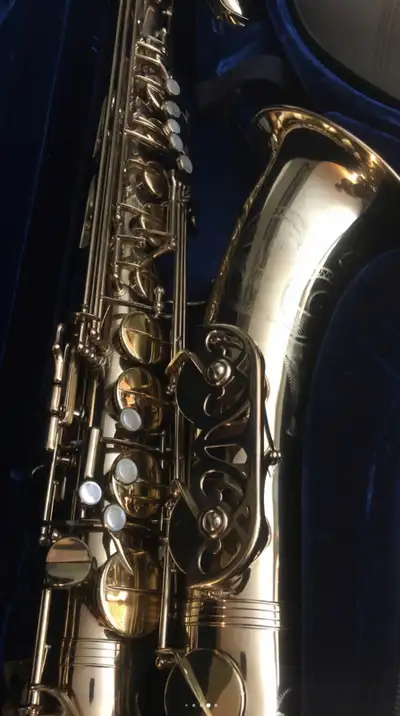 Like New Condition Beautiful saxophone Everything are original Mouthpiece , Case and strap 99% of la...