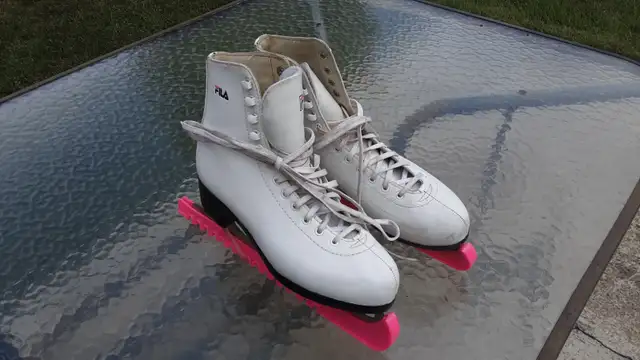 Womens Fila Figure Skates Sz 8 Rarely Used Ex Cond $12 in Skates & Blades in Calgary - Image 2