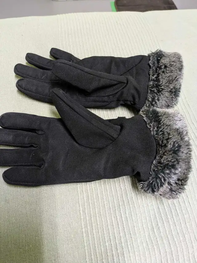 Head women's ski gloves Small black faux fur lined in Women's - Other in Oshawa / Durham Region - Image 9