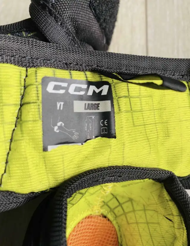 CCM hockey elbow pads-youth large in Hockey in Calgary - Image 4