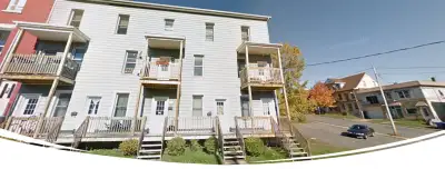 8 1/2 a louer sur 2 etage (2e et 3e etage) 5 chambres dont 4 avec fenetres. Une toilette au 2eme et...