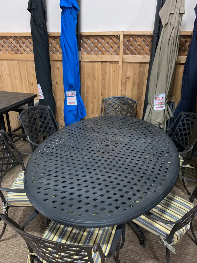 OUTDOOR LARGE OVAL PATIO TABLE & 6 CHAIRS in Patio & Garden Furniture in Oakville / Halton Region - Image 2