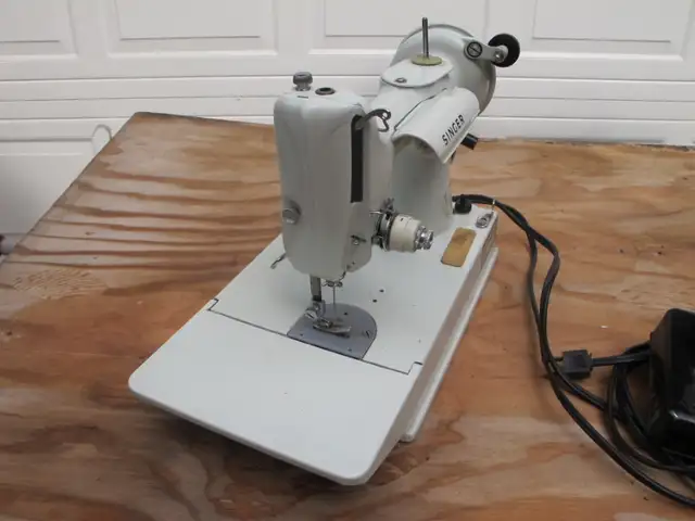 Vintage WHITE Singer Feather-Weight Sewing Machine in Arts & Collectibles in Regina - Image 5