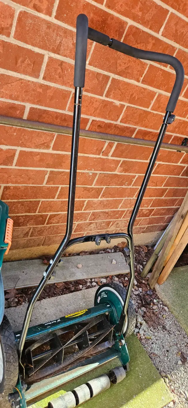 YARDWORKS 16" MANUAL REEL LAWN MOWER in Lawnmowers & Leaf Blowers in Markham / York Region - Image 3