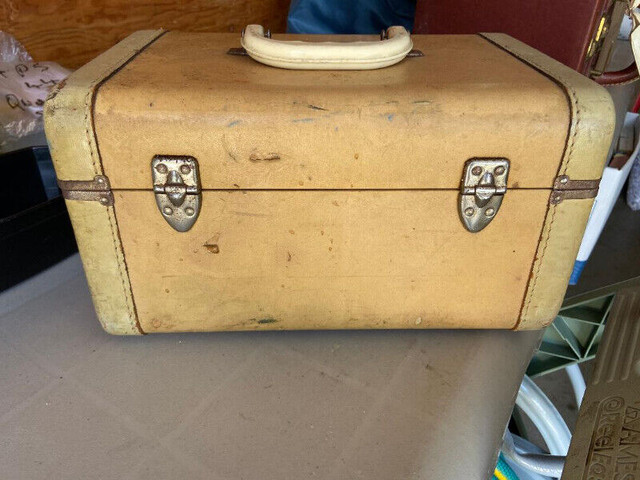 Beige/Yellow Makeup/Vanity Case - ruth in Arts & Collectibles in Owen Sound - Image 2