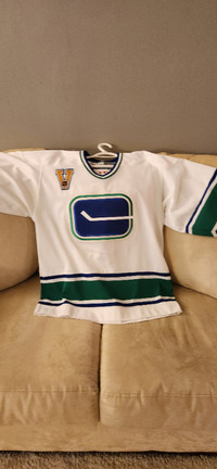 Vancouver Canucks vintage hockey jersey size M