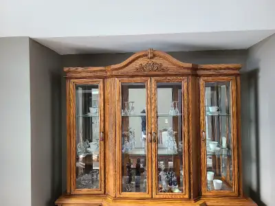 LOCATED IN NIAGARA Beautiful Oak Display Cabinet o Made in Canada by ARCESE BROTHERS Ltd o Excellent...