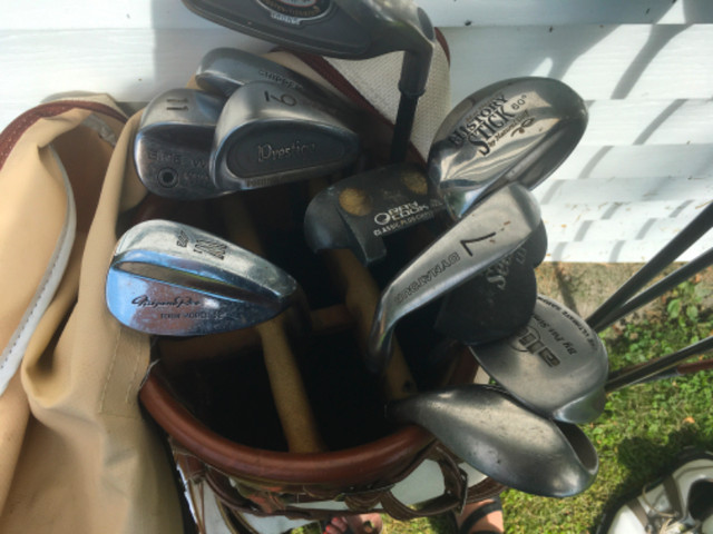 Sac de golf , avec balles, soulier, gant etc… dans Golf  à Ouest de l’Île - Image 4