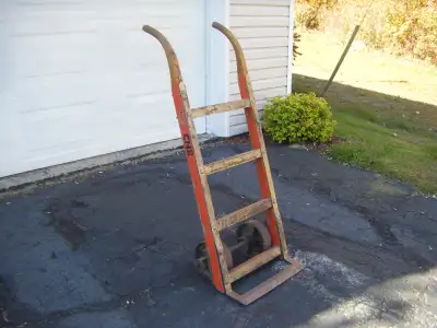 ANTIQUE CHARIOT  CN  A ROUES DE FER, View more