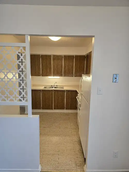 195 LORRAINE AVE. This Property offers: On site laundry facility Conveniently located to Grocery sto...