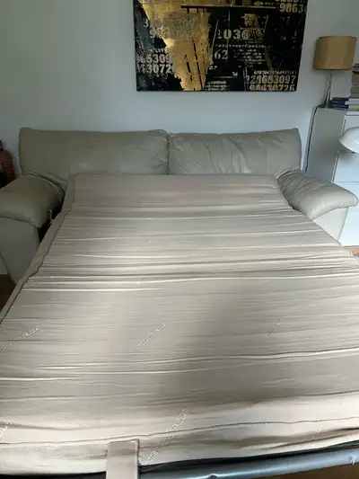 This versatile leather sofa bed is in good condition and offers a stylish, practical seating solutio...