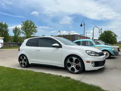 2011 Volkswagen GTI VIN# WVWEV7AJ3BW107860 195,xxx kms 6 speed manual Jacky plaid GTI interior Heate...