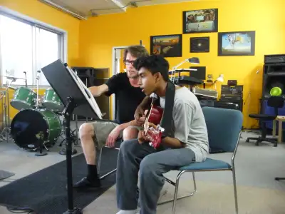 Professeur(e)s de Guitares et/ou de Batterie recherché(e)s, View more