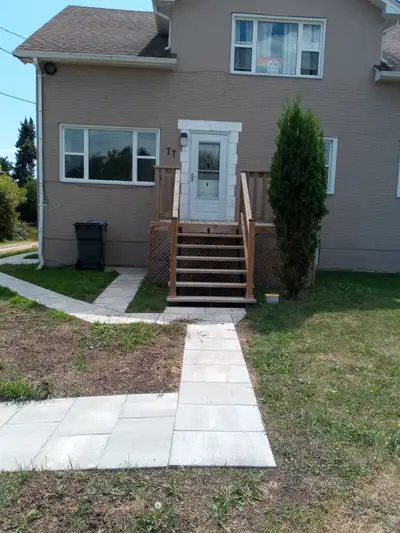 Main Floor 3 bedroom, Utilities included