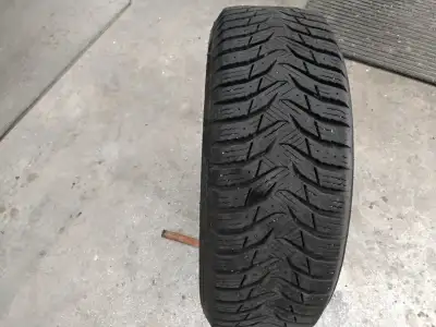 4 pneus d'hiver Kumho winter craft 195/65/R15/91T 5 trous montés sur jantes métalliques avec peu de...