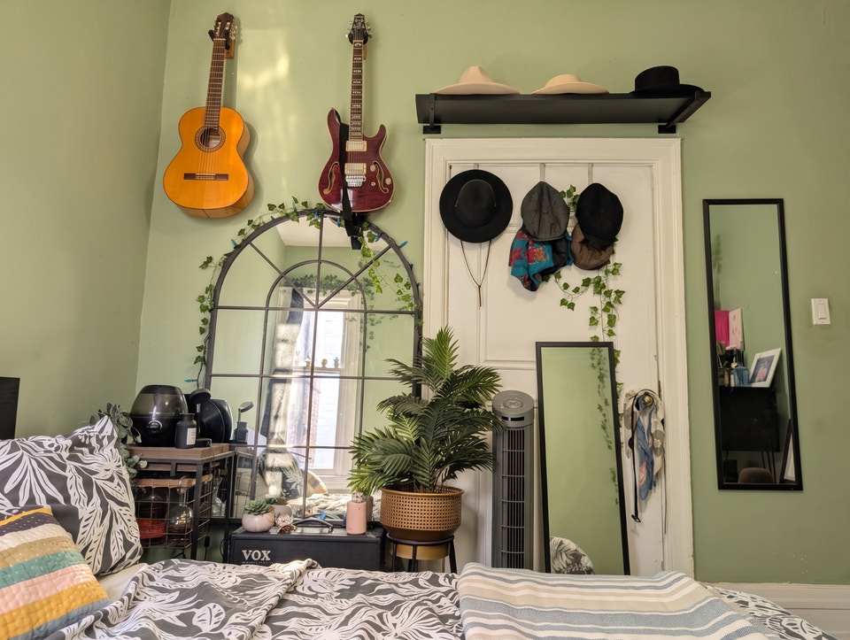 2 rooms for rent in 3 room apartment  queen west/ ossington 4