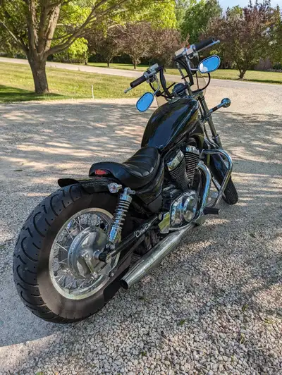 For sale - 2001 Suzuki intruder 800 - 11,411 miles (18,257 kms) - runs good - well taken care off ,...