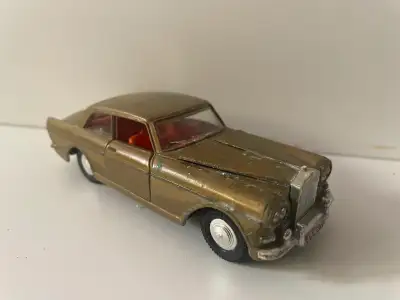 Cette voiture miniature est une Rolls-Royce Silver Cloud III, produite par Dinky Toys (référence 127...