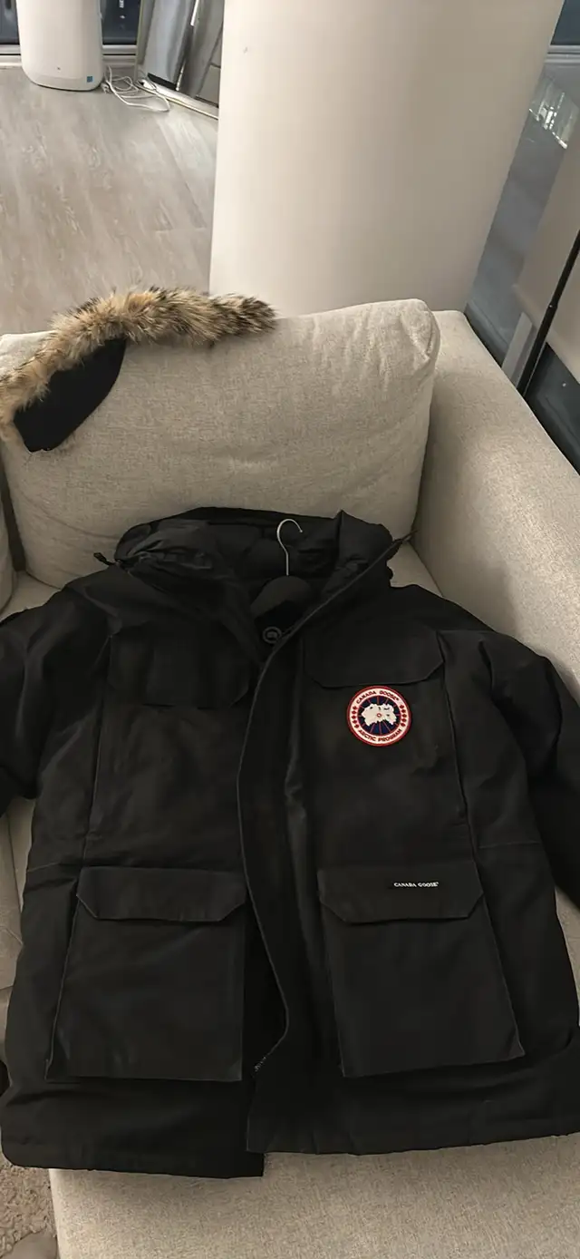 Canada Goose Puffer in Other in City of Toronto - Image 5