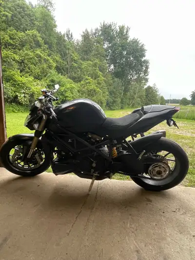 2013 Ducati streetfighter 848 24000km passed safety this spring needing nothing. Very fast bike runs...