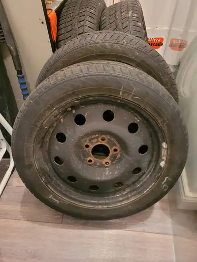4 pneus d'hiver en très bonne condition sur rims 215 50 R 17