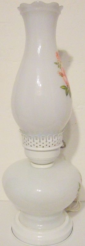 VINTAGE MILK GLASS TABLE LAMP in Indoor Lighting & Fans in Windsor Region - Image 2