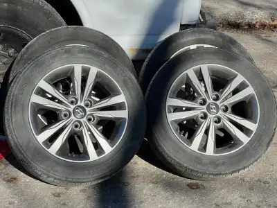 Je vends 4 Mags d'origine Hyundai Elentra avec pneus d'ete KUMHO 205-55R16.Bolt pattern 5x114,3,je v...