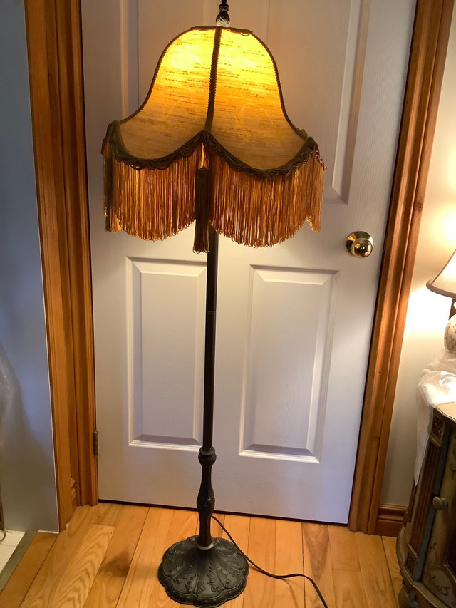 Vtg  Bronzed Metal Tri-Light Floor Lamp Antique Tassel Shade  in Indoor Lighting & Fans in Belleville - Image 4