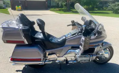 1998 Honda Goldwing SE 109714 kms Has new battery, tool kit, owners manual and cover OEM features in...