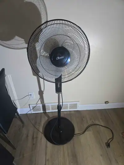 Keep cool with this used but fully functional Sandoo stand fan, featuring a black finish and adjusta...