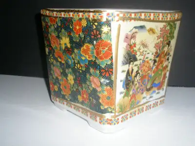 Beau vase en céramique blanche style Japonnais 6 x 6 x 6 pouces en parfaite condition,beau motif flo...