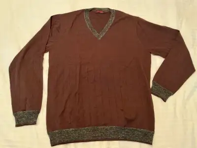 Add a touch of sophistication to your wardrobe with this Durban V-neck sweater. Featuring a stylish...