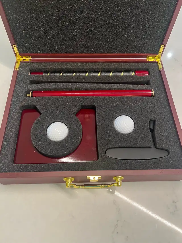 Executive Desk Golf Putting Set in Wooden Case – Never Used $20 in Golf in City of Toronto - Image 2